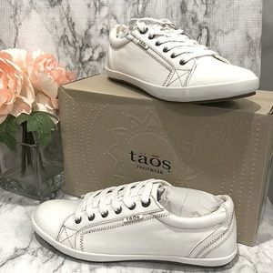 🌸LAST CHANCE🌸NWT Taos footwear white star 10.5m